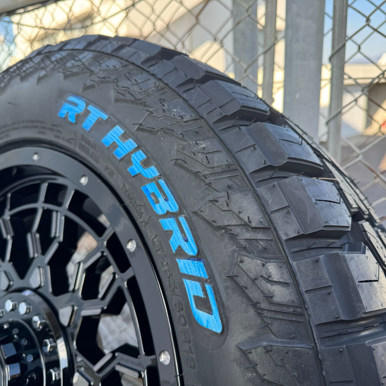 ベンツ Gクラス ゲレンデ W463 18インチ タイヤ ホイール 4本セット 1台分 LEXXEL PreDator モンスタ RT HYBRID 265/60R18  ホワイトレター - メルカリ