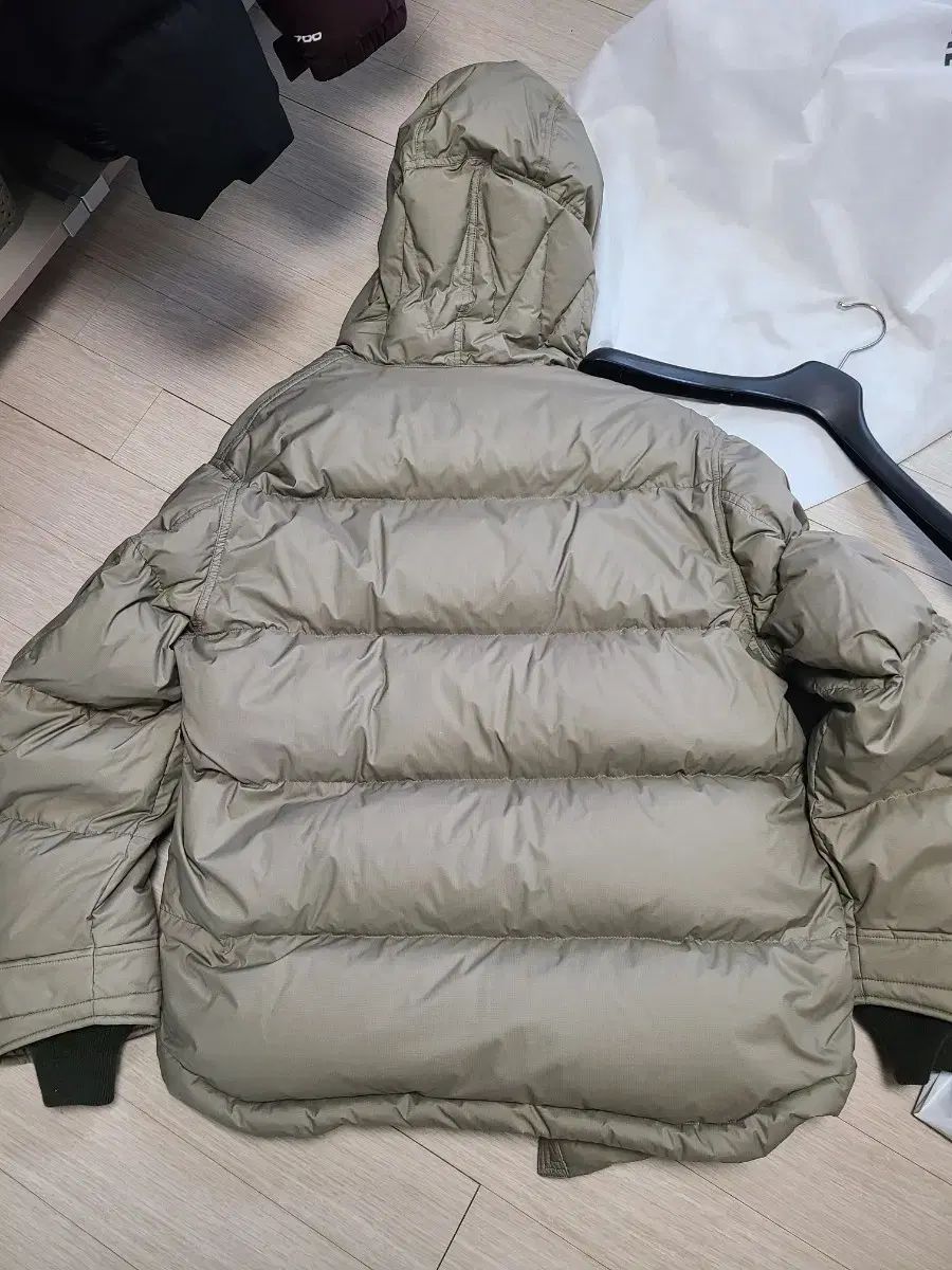 サンドベージュ