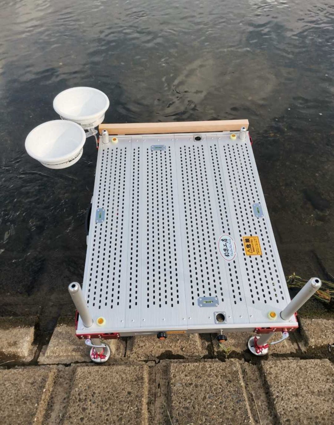釣楽工房製スーパーウルトラCR-9070 業界最大サイズ90cm ×70cm 野釣り最適 ダブルロッククリップ式 スライド足 ストッパ付き 安定性は抜群 ワイドサイズ