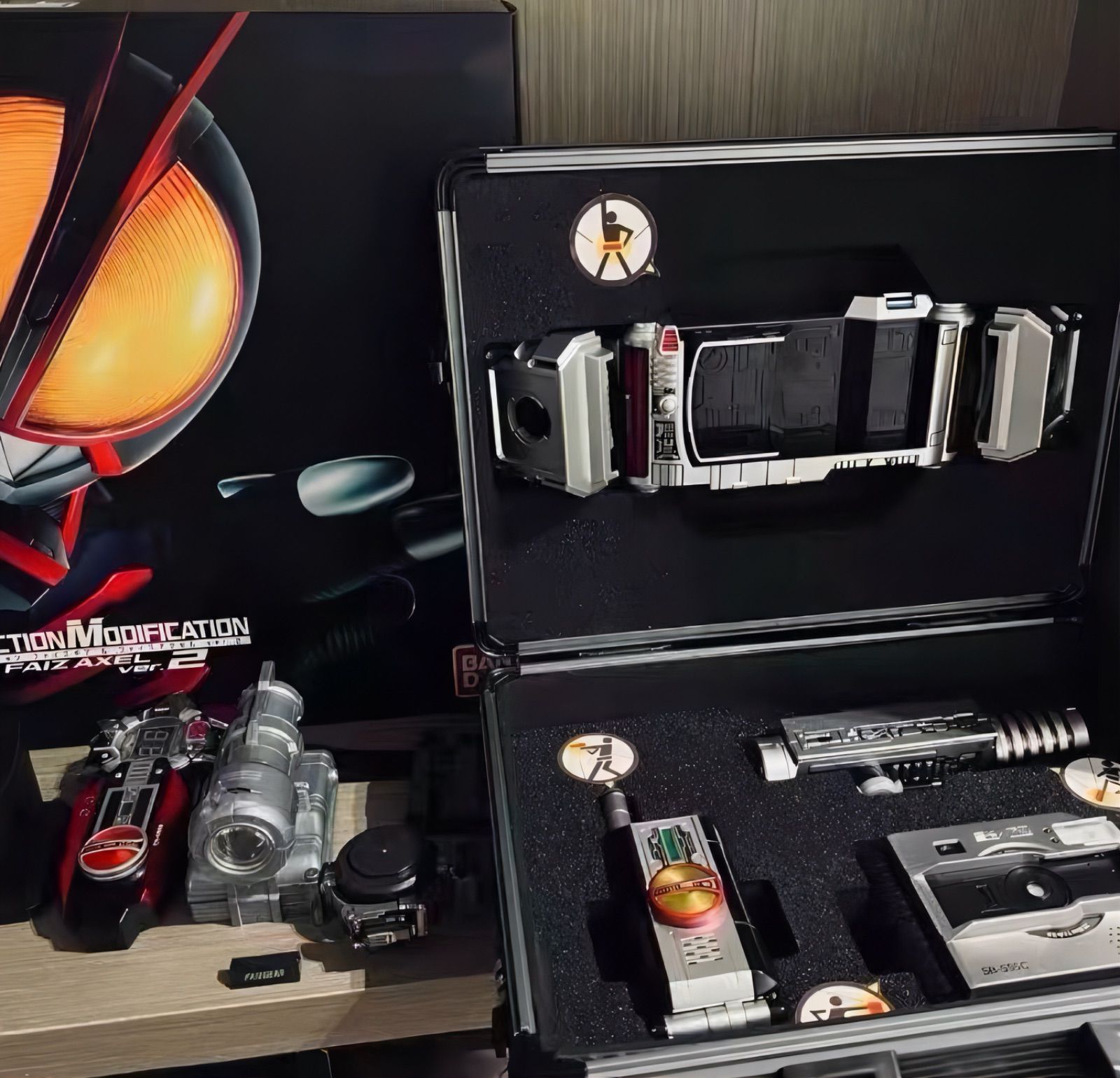 仮面ライダーファイズ変身ベルト&ギア&アタッシュケース CSMファイズギアボックス｜仮面ライダーおもちゃウェブ