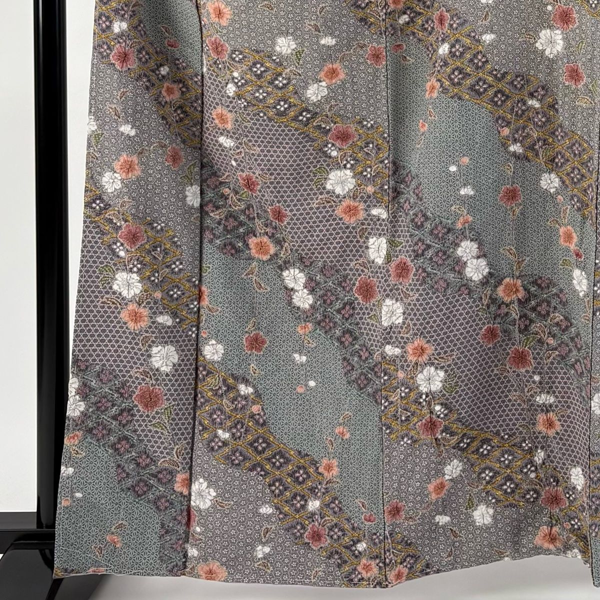 小紋 身丈162cm 裄丈65cm M 袷 枝垂れ桜 麻の葉 金彩 灰紫 正絹 秀品
