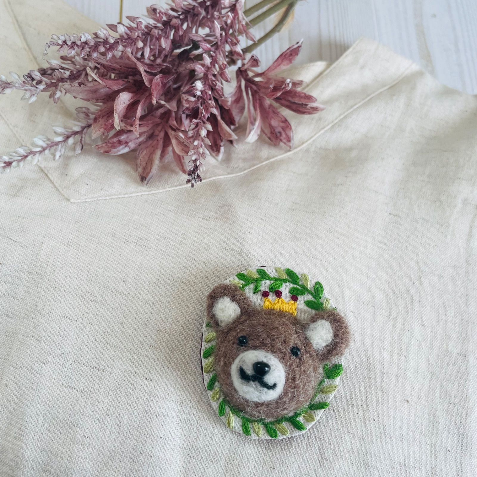 羊毛フェルト 刺繍 ブローチ クマ - メルカリ