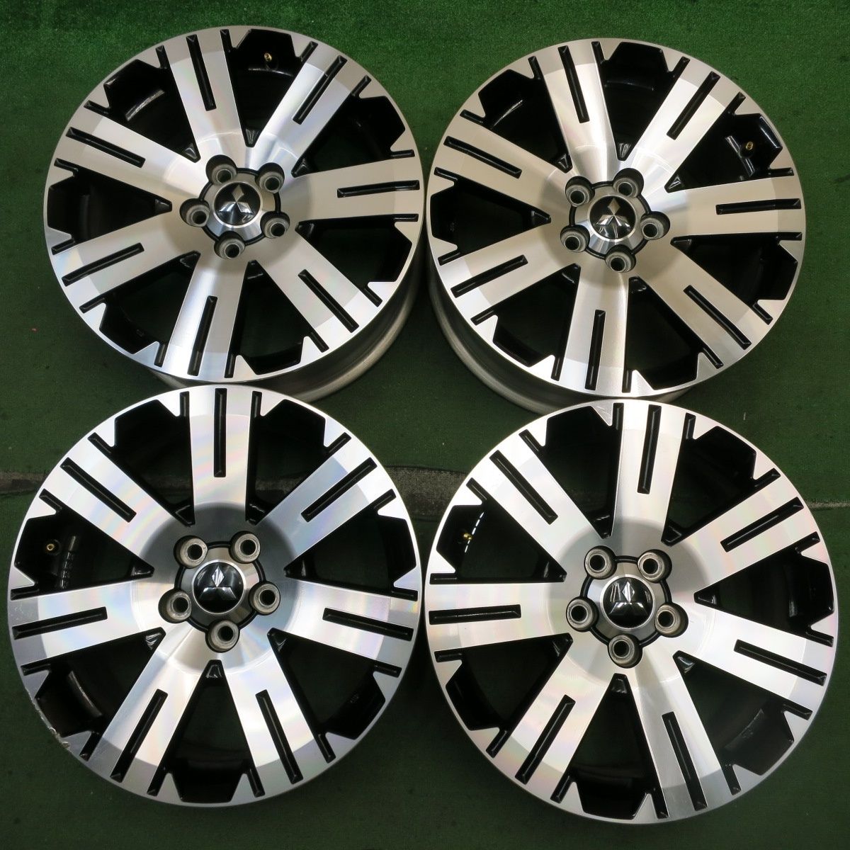 三菱デリカD5 純正ホイール18インチ　4本セット PIRELLI 4本 三菱 デリカD:5 デリカD5純正 黒 18インチ5穴 PCD