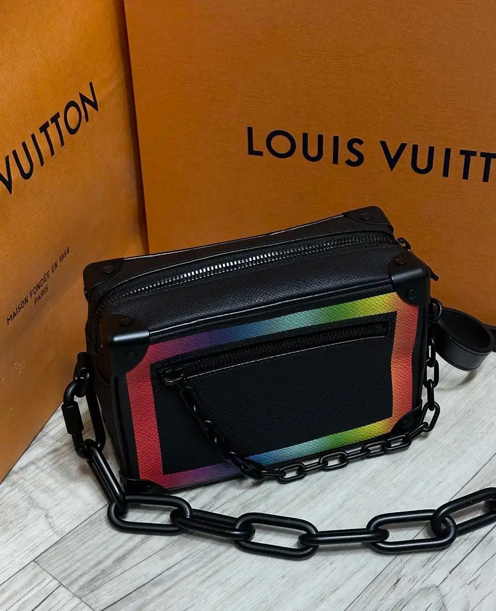 Louis Vuitton ルイヴィトン レインボー タイガ トランク os 版