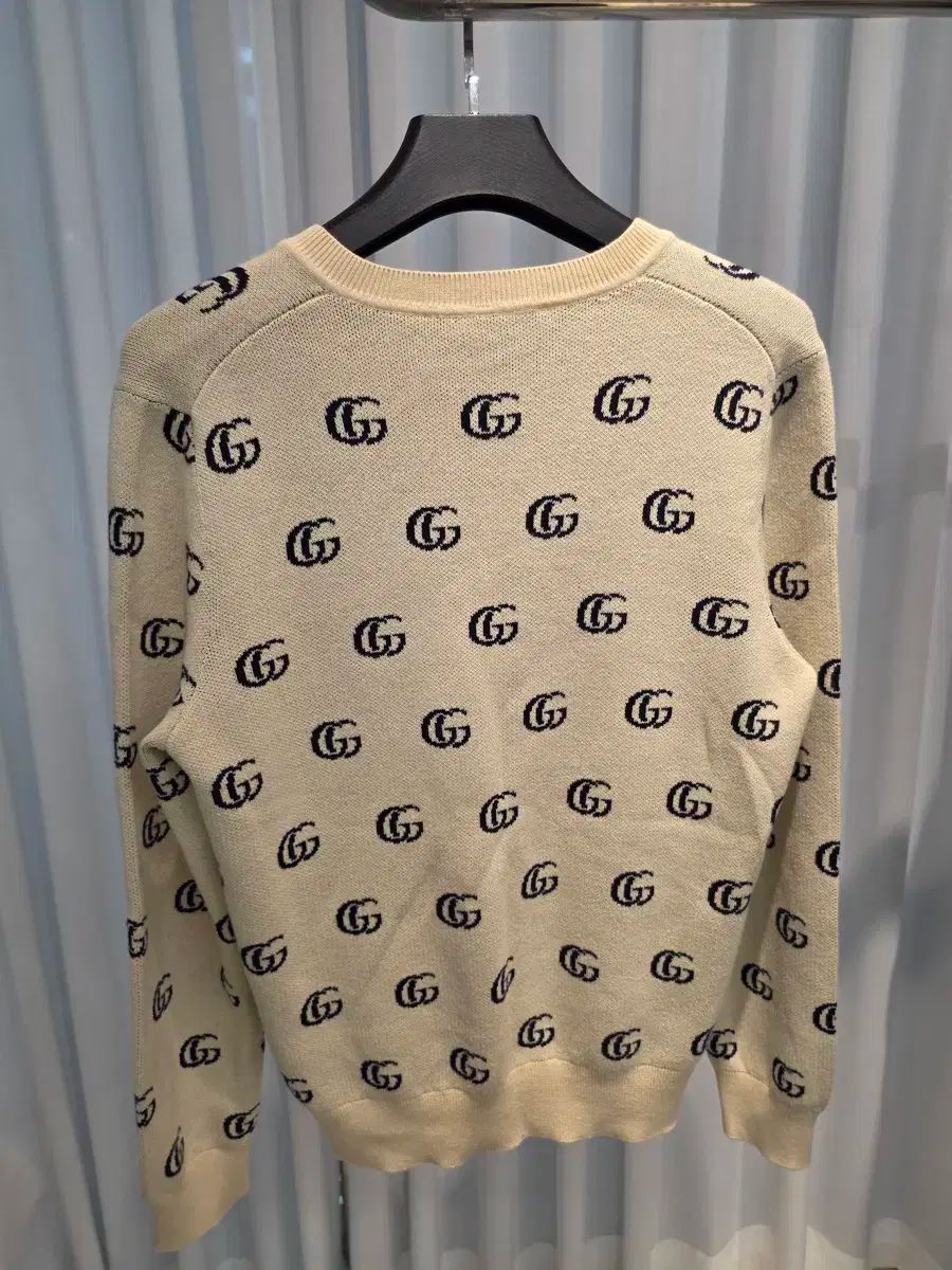 み*こ様 新品未使用 GUCCI Vネックニットセーター S S ) GUCCI(グッチ) ジャカード ロゴ Vネック セーター ニット