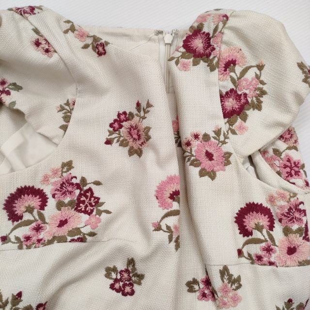 美品✨TOCCA BURTON 花柄ピンクワンピース 4 TOCCA 刺繍 OPTOBA0720 サイズ4 花柄 ベルト付き ワンピース