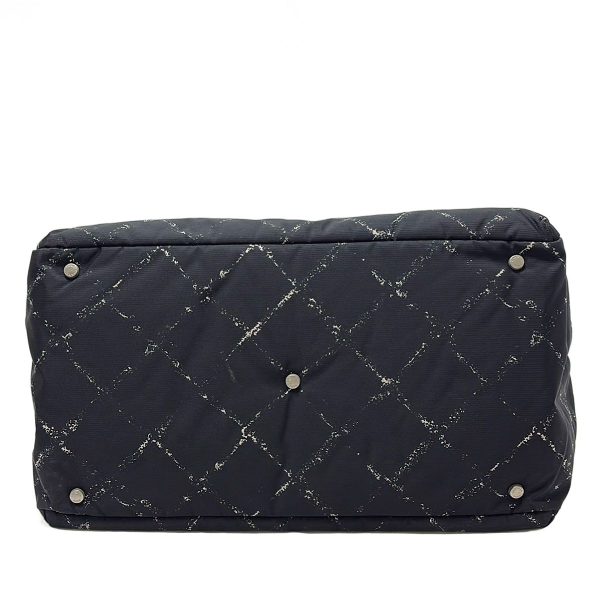 CHANEL トラベルシリーズ シャネル】ニュートラベルラインは今更流行遅れでダサい？定価や