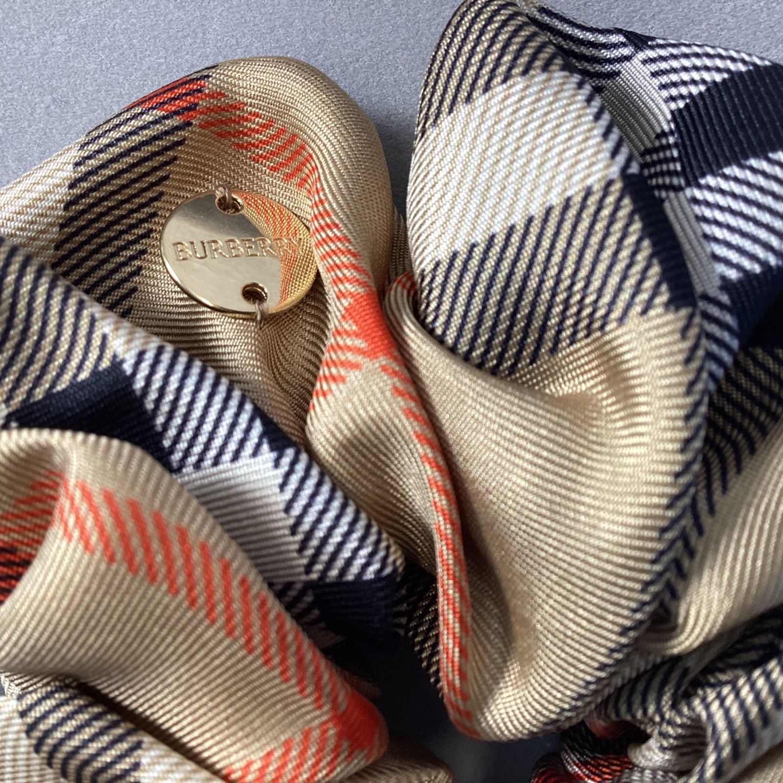 限定セール 新品、未使用】BURBERRY チェック シルクシュシュ バーバリー ヘアアクセサリー