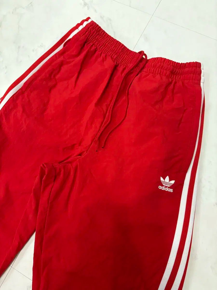 アディダス ロックアップトラックパンツ