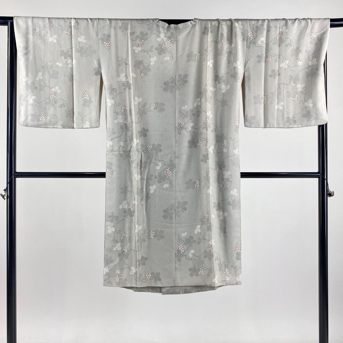 道行 身丈111cm 裄丈68.5cm L 和装コート 角衿 葡萄 地紋 灰白 正絹 名品