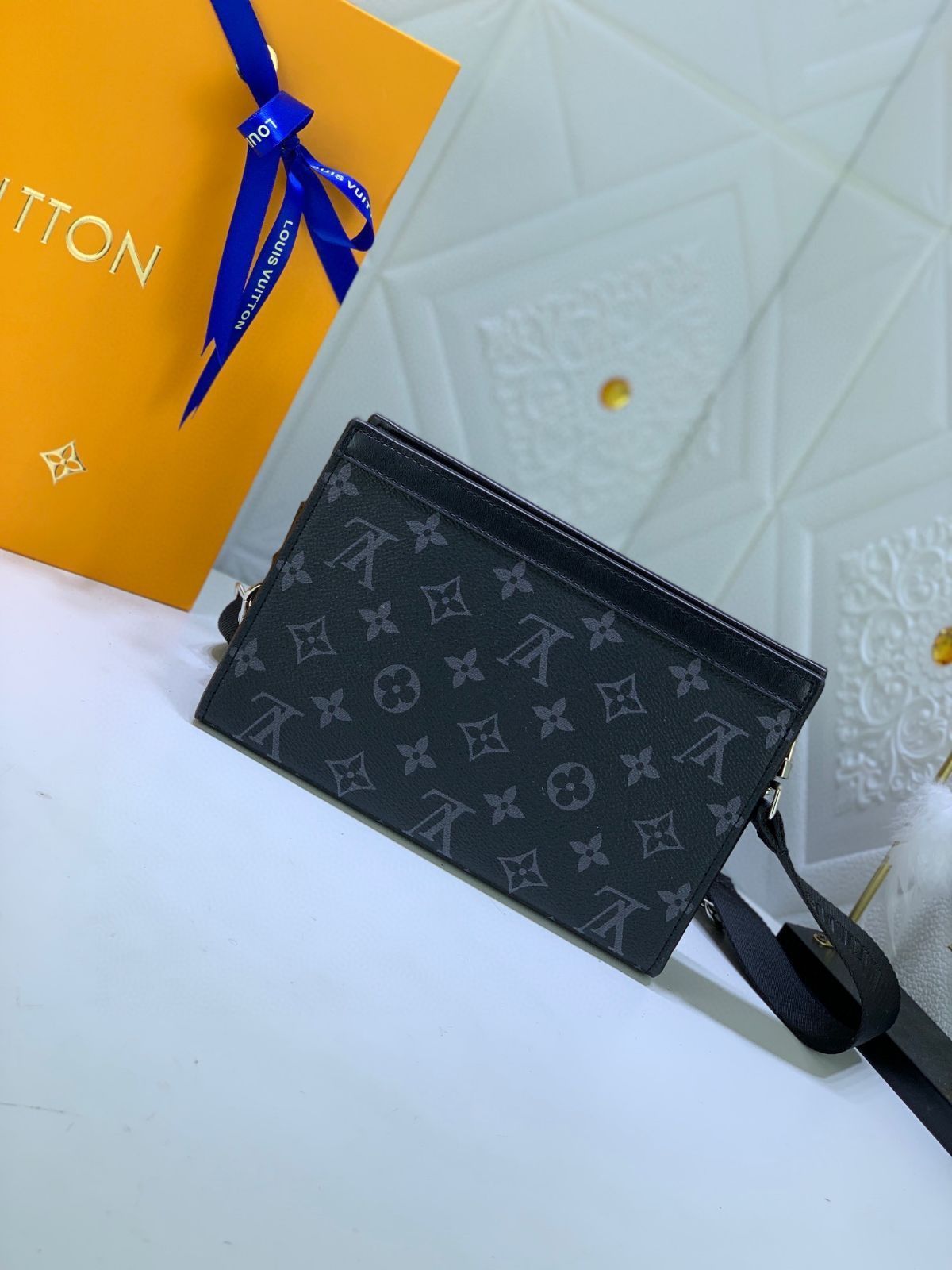 人気です LOUIS VUITTON ルイ・ヴィトン メンズ ショルダーバッグ ガストン・ウェアラブル ウォレット モノグラムエクリプス M81124