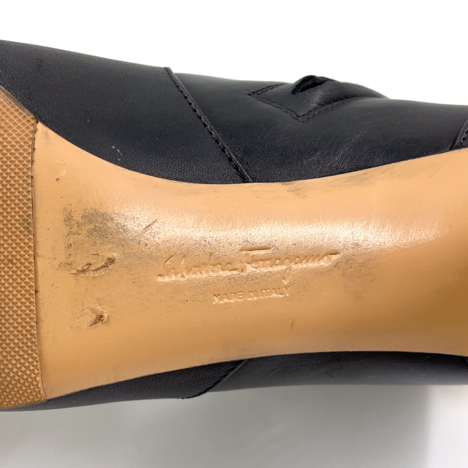 Salvatore Ferragamo ガンチーニ ヒール7ｃｍ レザー ブラック ショートブーツ ゴールド 0562842 KIN-KAAI_COM