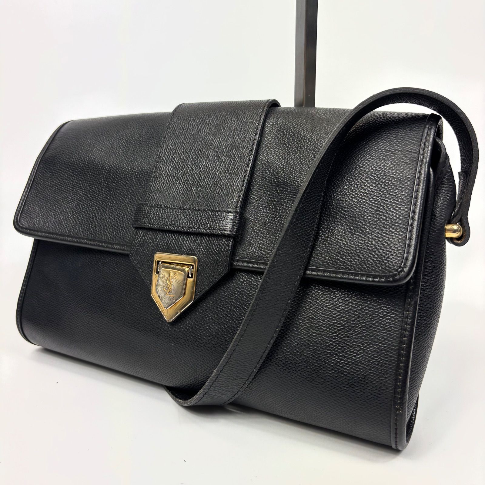 【専用】サンローラン　ボディバッグ　YSL　ゴールド金具　レザー　ブラック 専用】サンローラン ボディバッグ YSL ゴールド金具 レザー ブラック