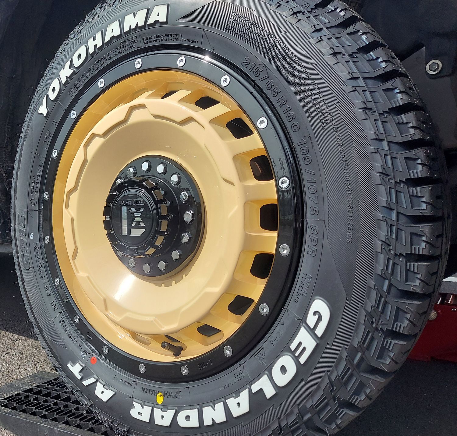 訳有 ハイエース ヨコハマ ジオランダー AT 車検対応 215/65R16