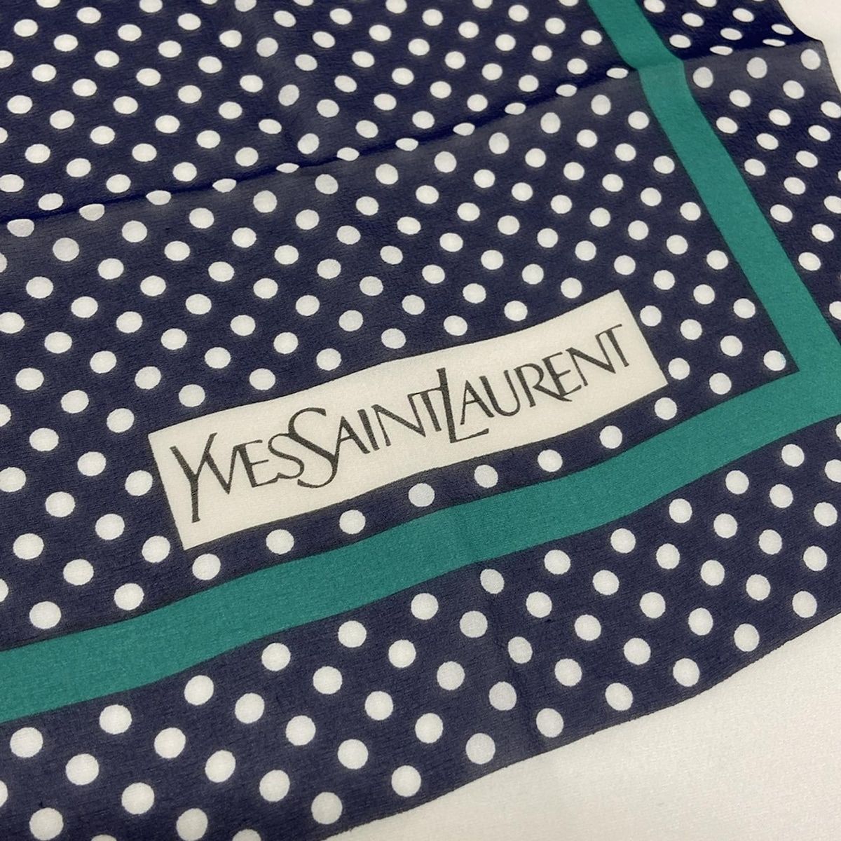 1217 イヴ・サンローラン　スカーフ　ホワイト　ネイビー　約88㎝×88㎝ YvesSaintLaurent(イヴサンローラン) スカーフ - ネイビー