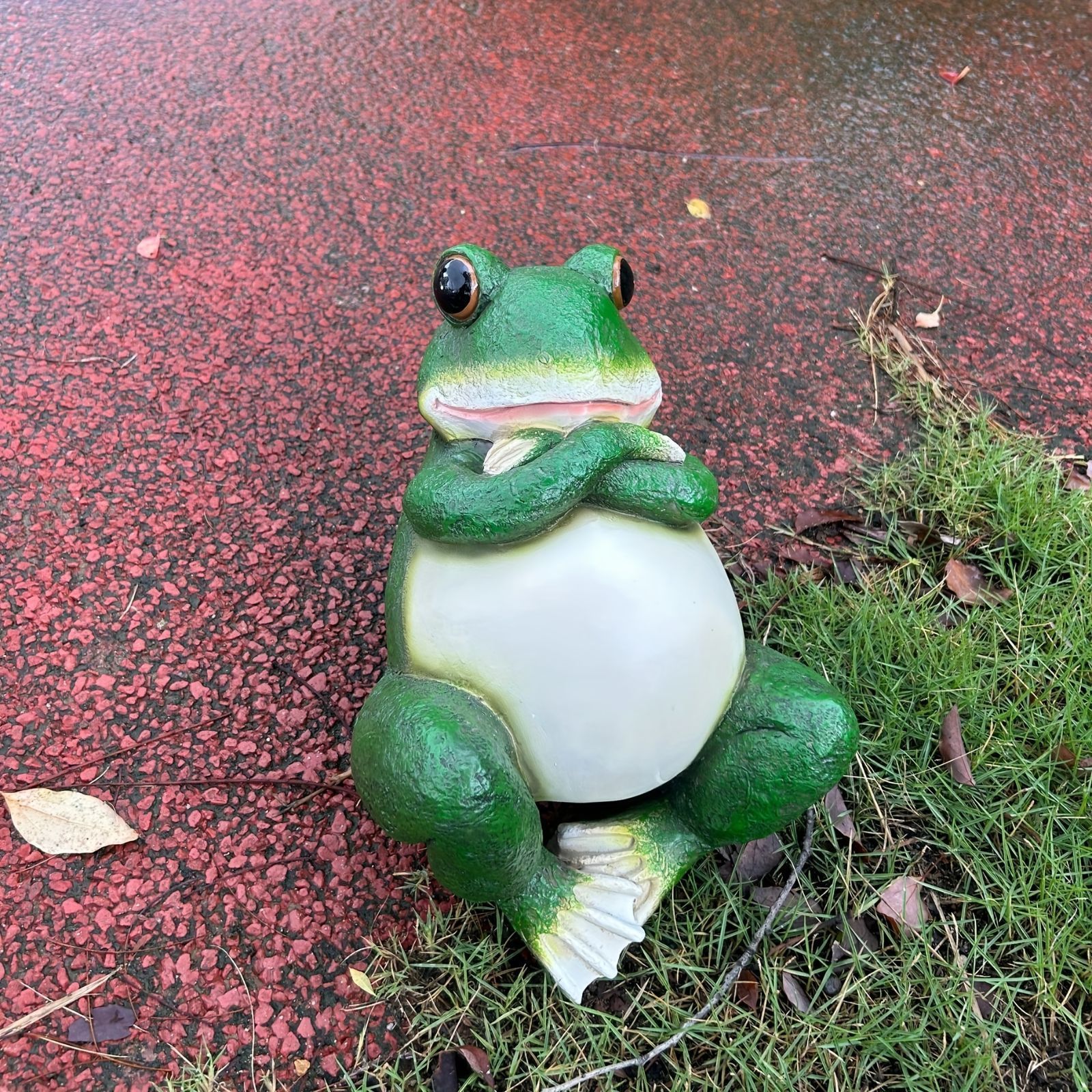 寝そべっている 室内