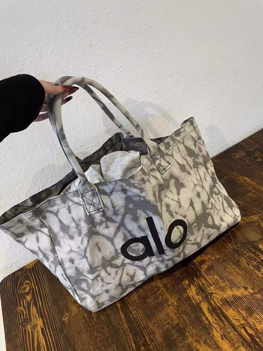 新品未使用のalo yogaの大容量トートバッグです - メルカリ 