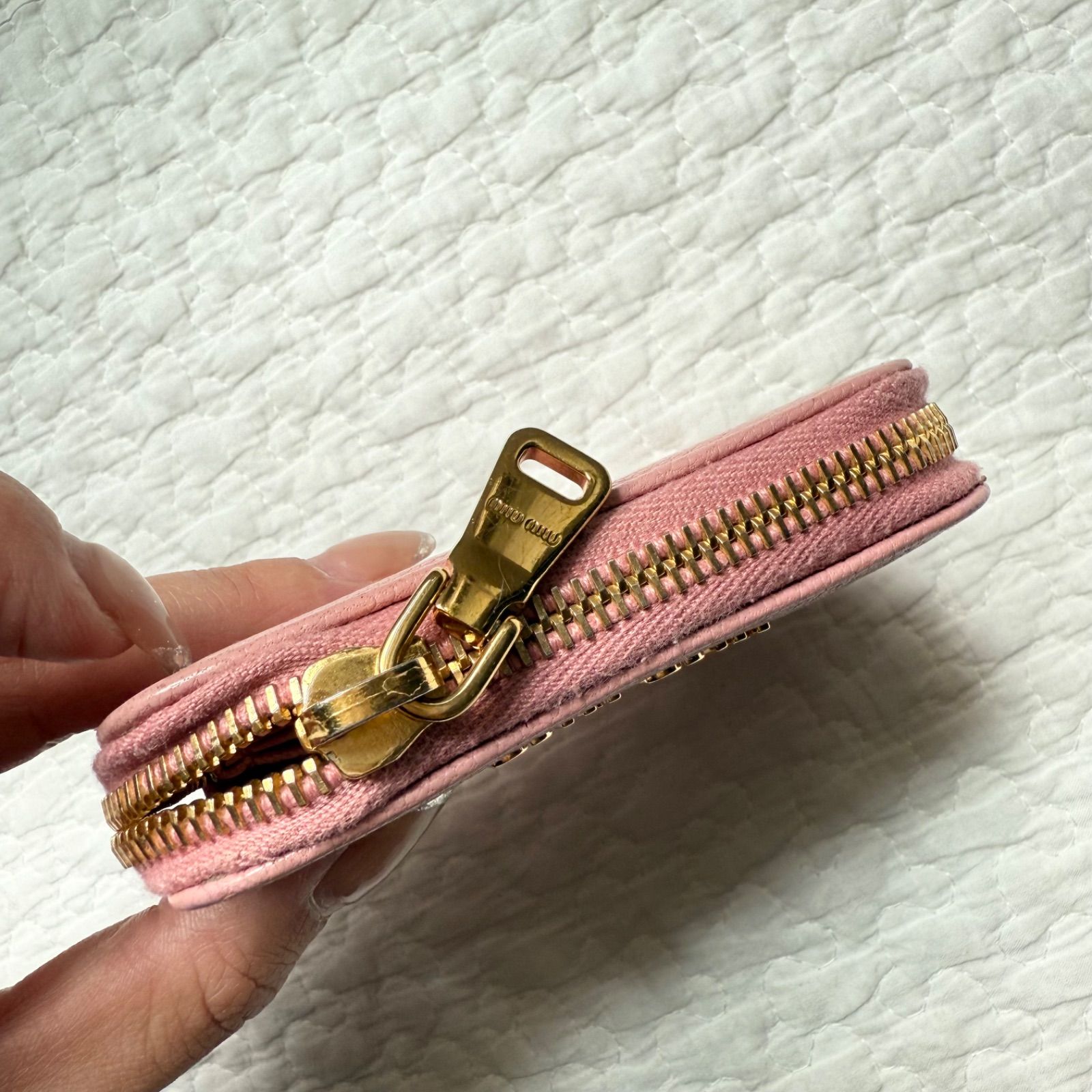 MIU MIU ミュウミュウ マドラスレザー ラウンドファスナー