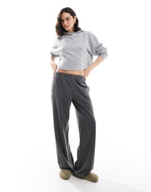 【送料無料】 ベルシュカ レディース カジュアルパンツ ボトムス Bershka wide leg soft knit sweatpants in gray Gray