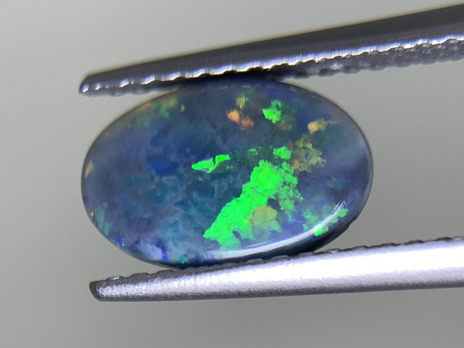 ブラックオパール 1.073ct 中央宝石ソーティング付き 9.8㎜×6.4㎜×2.8 