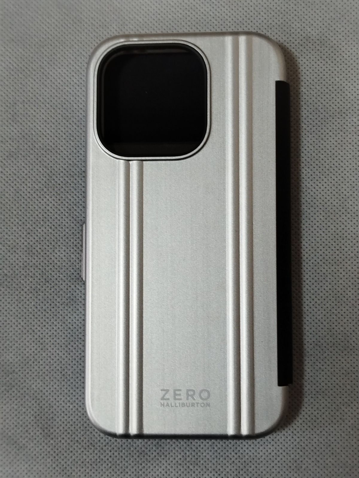 在庫少☆iPhone15 Pro ゼロハリバートン 手帳型☆シルバー Amazon.co