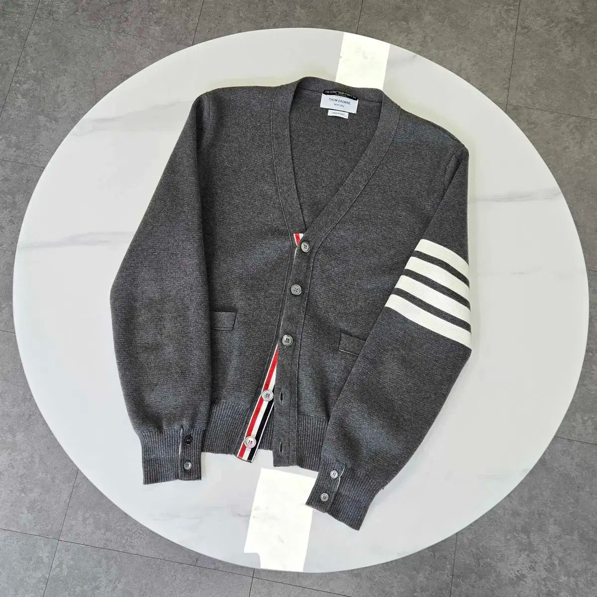 【ふりーざ未使用】イタリア製THOM BROWNE グレーカーディガン 1 コットン4BARミラノクラシックVネックカーディガン | Thom Browne