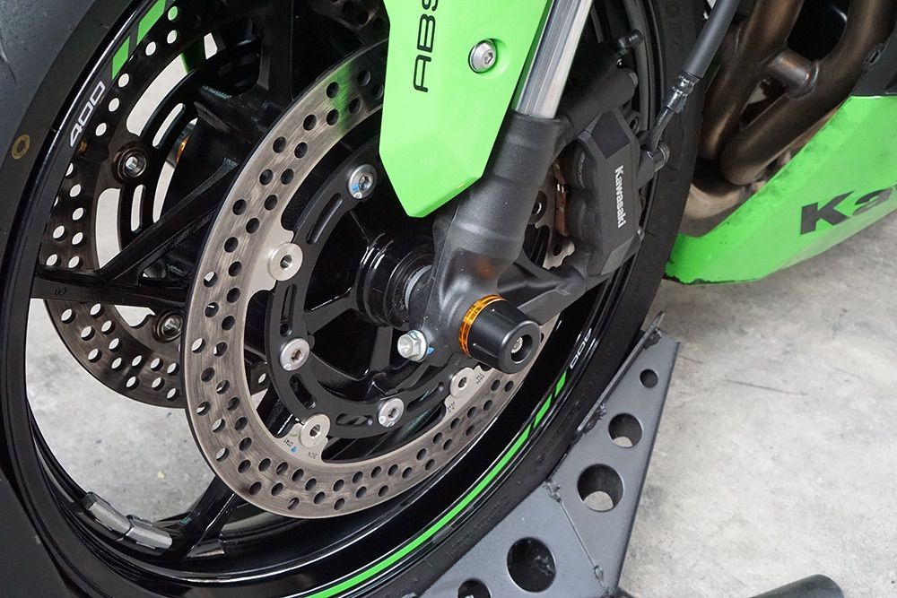 。出品 NINJA ZX-25R ZX-4R フロント アクスルスライダー 青 SNIPER