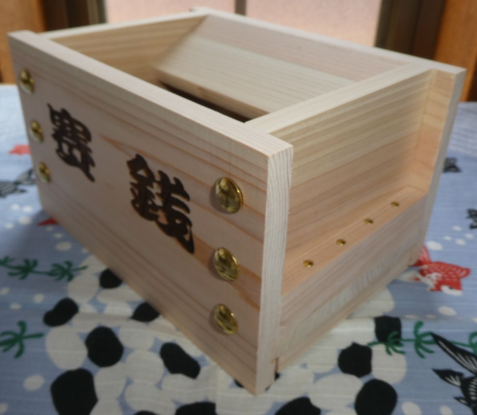 開運 お賽銭貯金箱（桧）小『賽銭』文字入24 金鋲 - メルカリ
