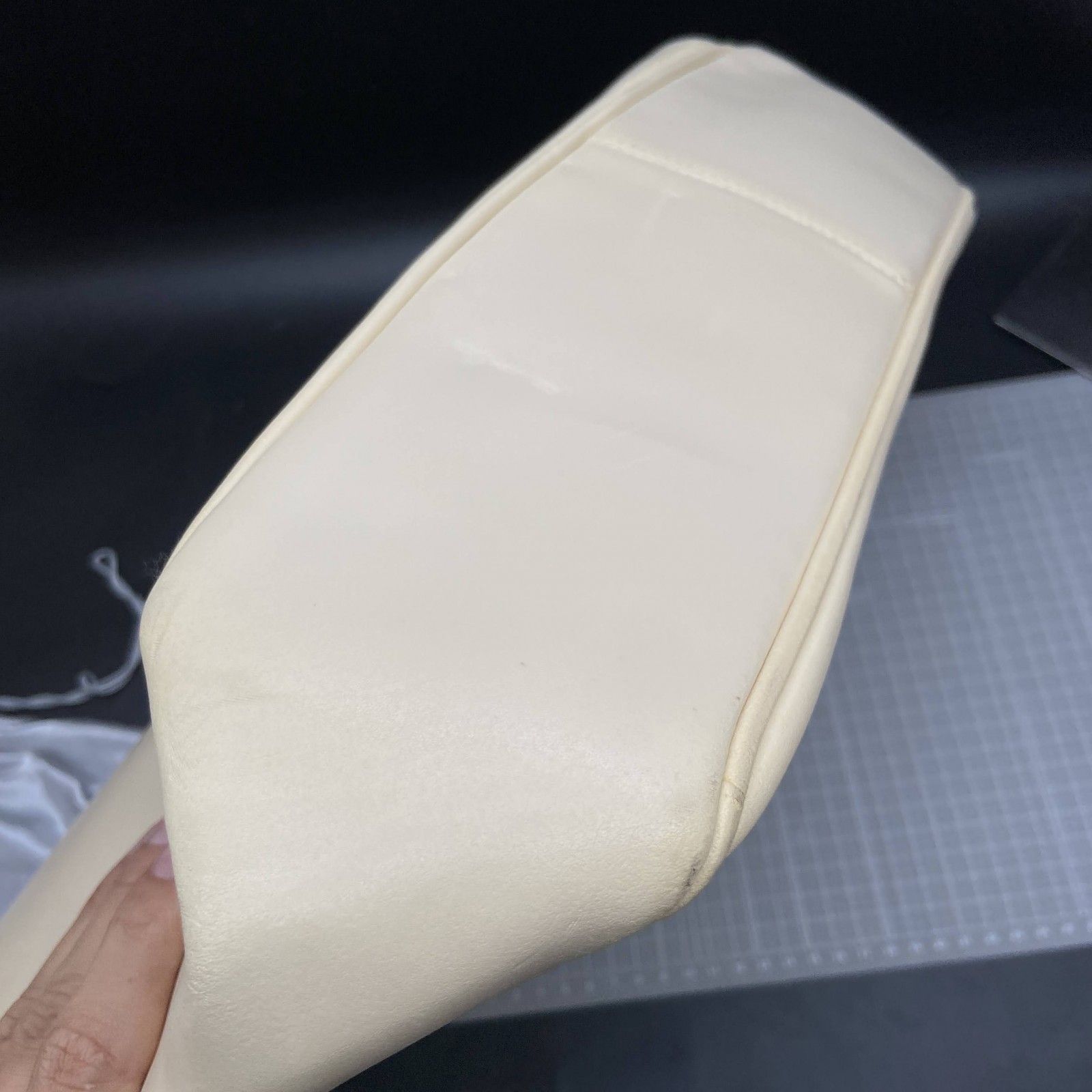 美品　フルラ　ハンドバッグ　レザー　本革　ホワイト　金具　自立　ワンポイント WB01337_BX2045_1007_O6000_M1.
