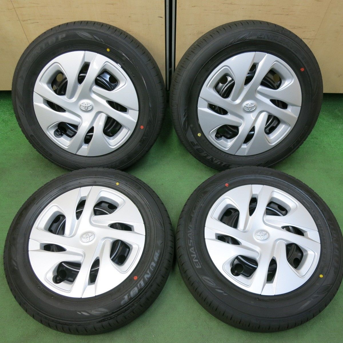 [送料無料] 新車外し！24年トヨタ アクア 純正 スチール 185/65R15 ダンロップ エナセーブ EC300+ 15インチ PCD100/4H5011711SYノ