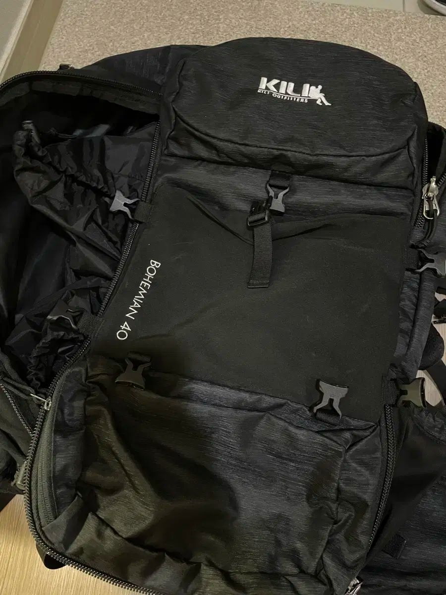 カイリー ボヘミアン エディション 40L 拡張機能付き ブラック -レインカバー付属