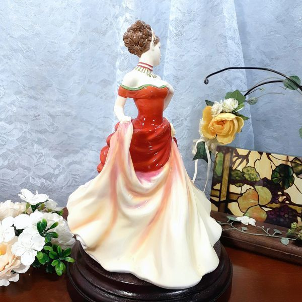 英国【 ロイヤルドルトン ROYAL DOULTON 】 ☆ 秋の舞踏会 ☆ フィギュ