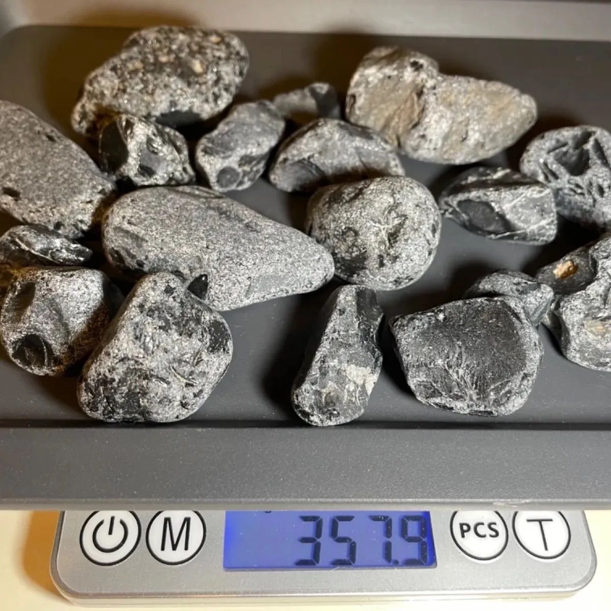 黒曜石(十勝石) 北海道置戸産 原石 白模様あり 2122g No23-09 黒曜石