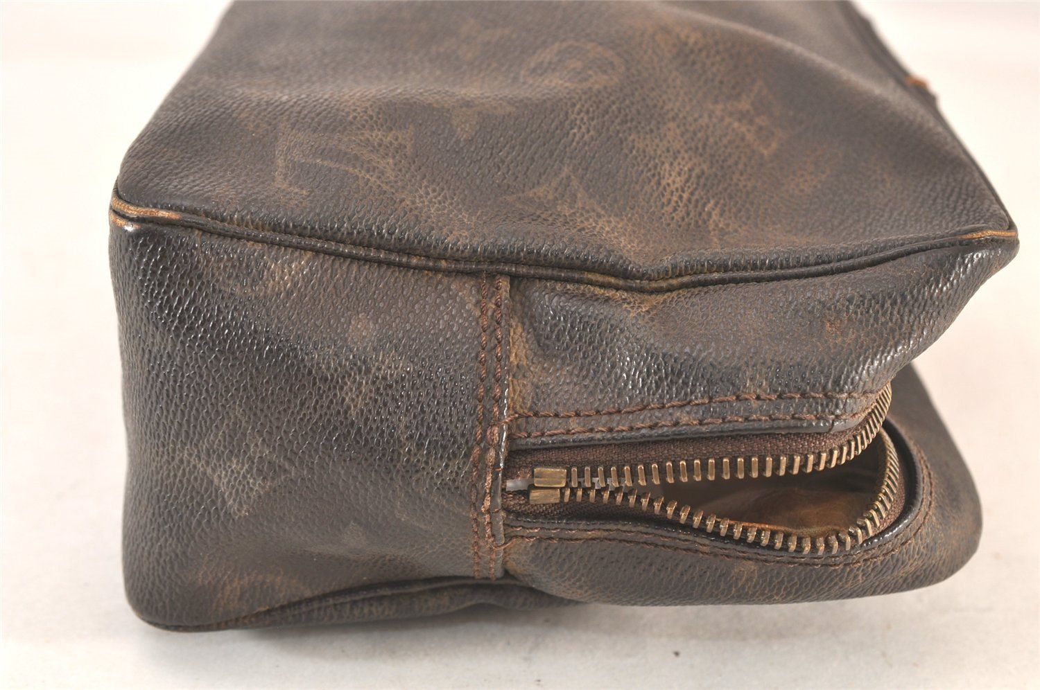 LOUIS VUITTON ルイヴィトン モノグラム トゥルース トワレット