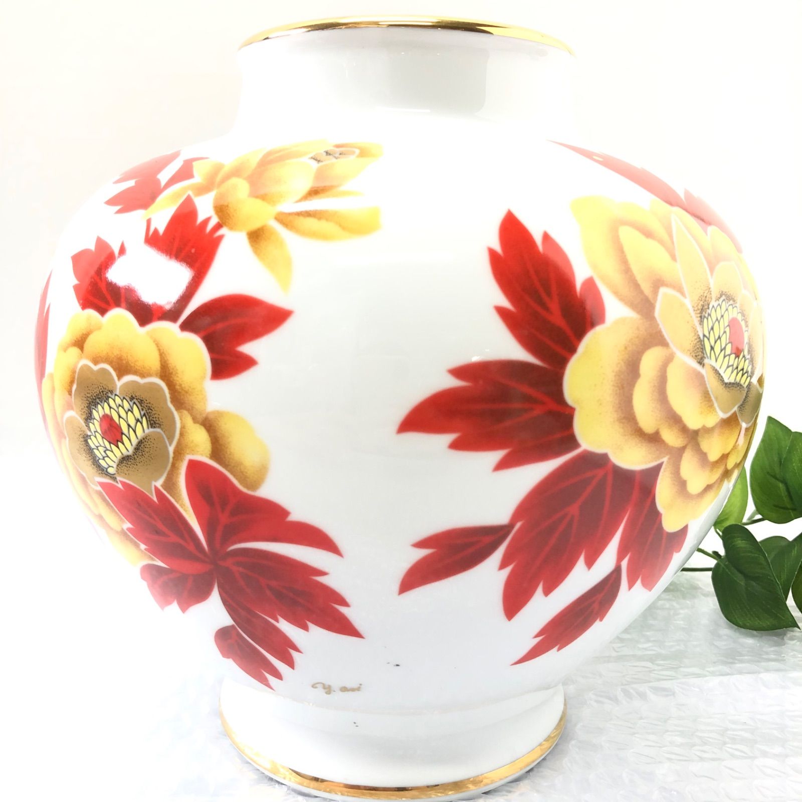 ノリタケ Noritake Y.aoiのサイン入り！ 花生 花瓶 赤と黄色の花柄 ノリタケ Noritake Y.aoiのサイン入り！ 花生 花瓶 赤と黄色の花柄