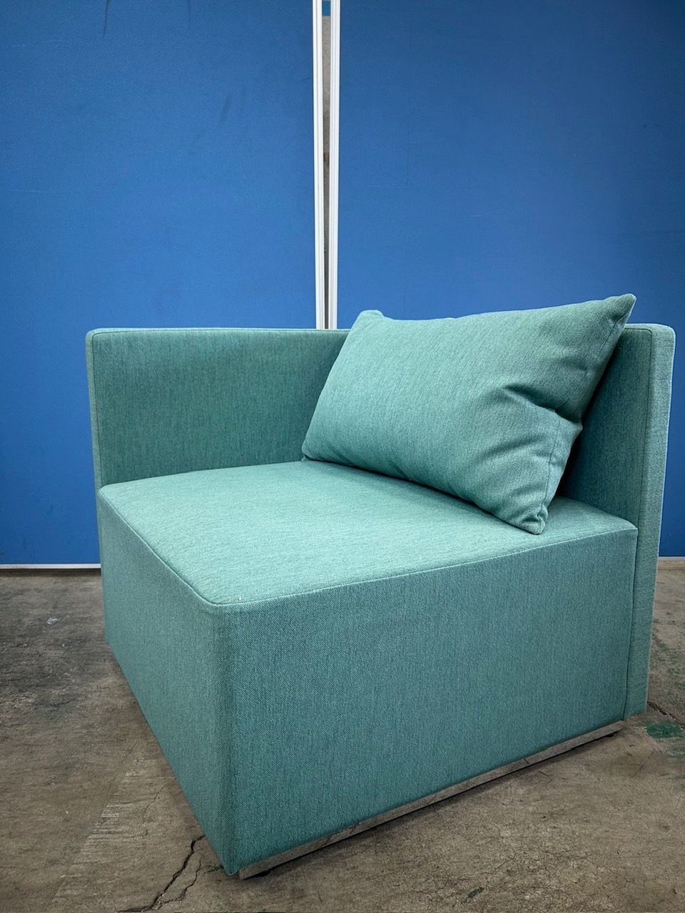 ①北欧レトロ プラス 木製フレーム アームチェア 一人掛けソファー