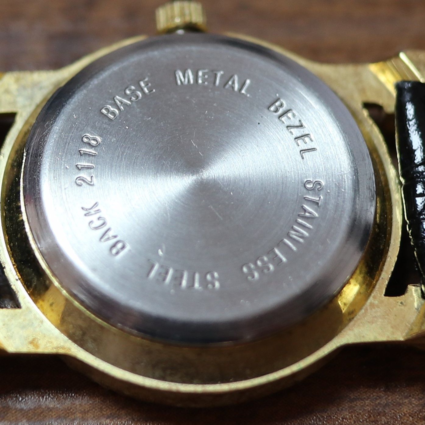 【稼働品】LARVAN レディス 腕時計 ゴールド SS ブラックレザーストラップ ローマンモチーフ アナログ ケースに錆あり