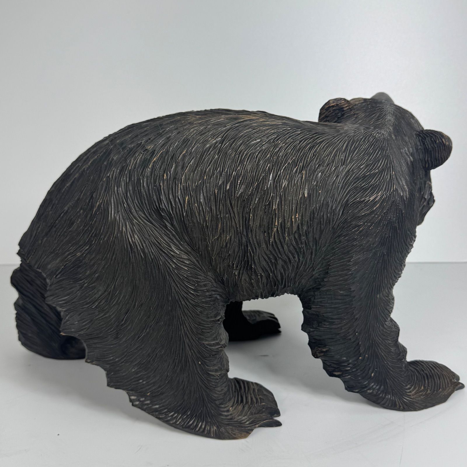 木製クマの彫刻 約30センチ伝統工芸品 シャケをくわえた熊の木製置物 天然木 木彫彫刻 北海道 伝統工芸