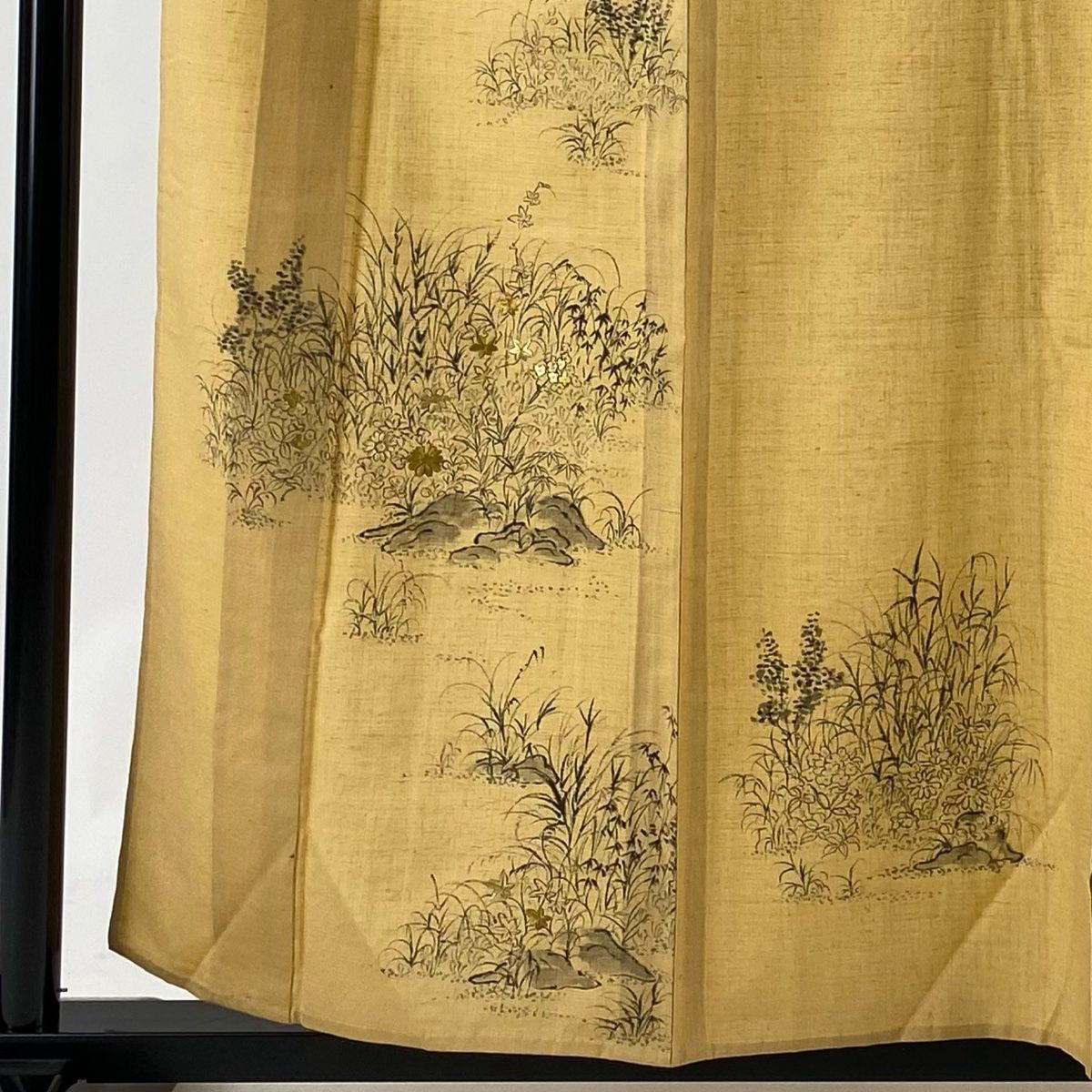 付下げ 身丈159cm 裄丈63cm S 単衣 紬地 草花 岩 刺繍 金糸 山吹 付下げ 身丈159cm 裄丈63cm S 単衣 紬地 草花 岩 刺繍 金糸 山吹
