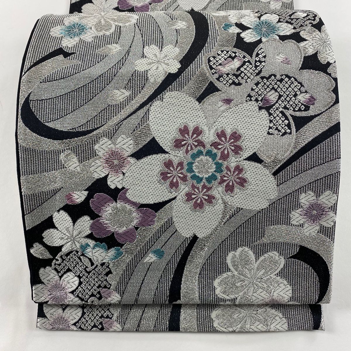 袋帯 秀品 振袖向き 桜 桜の花びら 唐織 箔 黒 六通 正絹