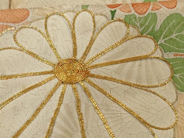 豪華振袖 金通し 駒刺繍 チューリップ 花文 暈し染め　クリーム色　正絹 赤古典振袖23031 金駒刺繍付き｜振袖ネットレンタルはおりえん