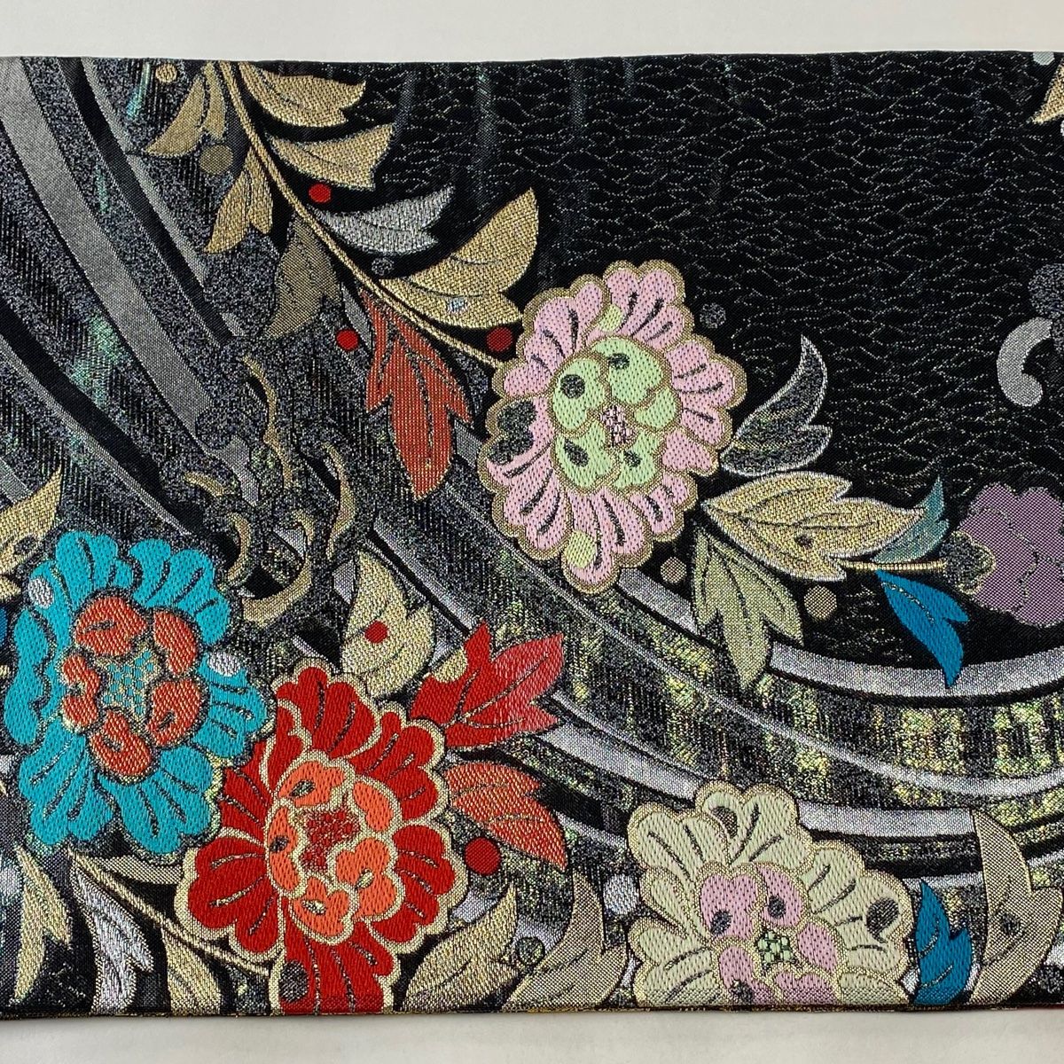り*じ様 (あ870)アンティーク振袖㊗️金に輝く菱形花唐草模様✨4点セット 袋帯 美品 秀品 振袖向き 草花 箔 紫 六通 正絹 【中古】 - メルカリ