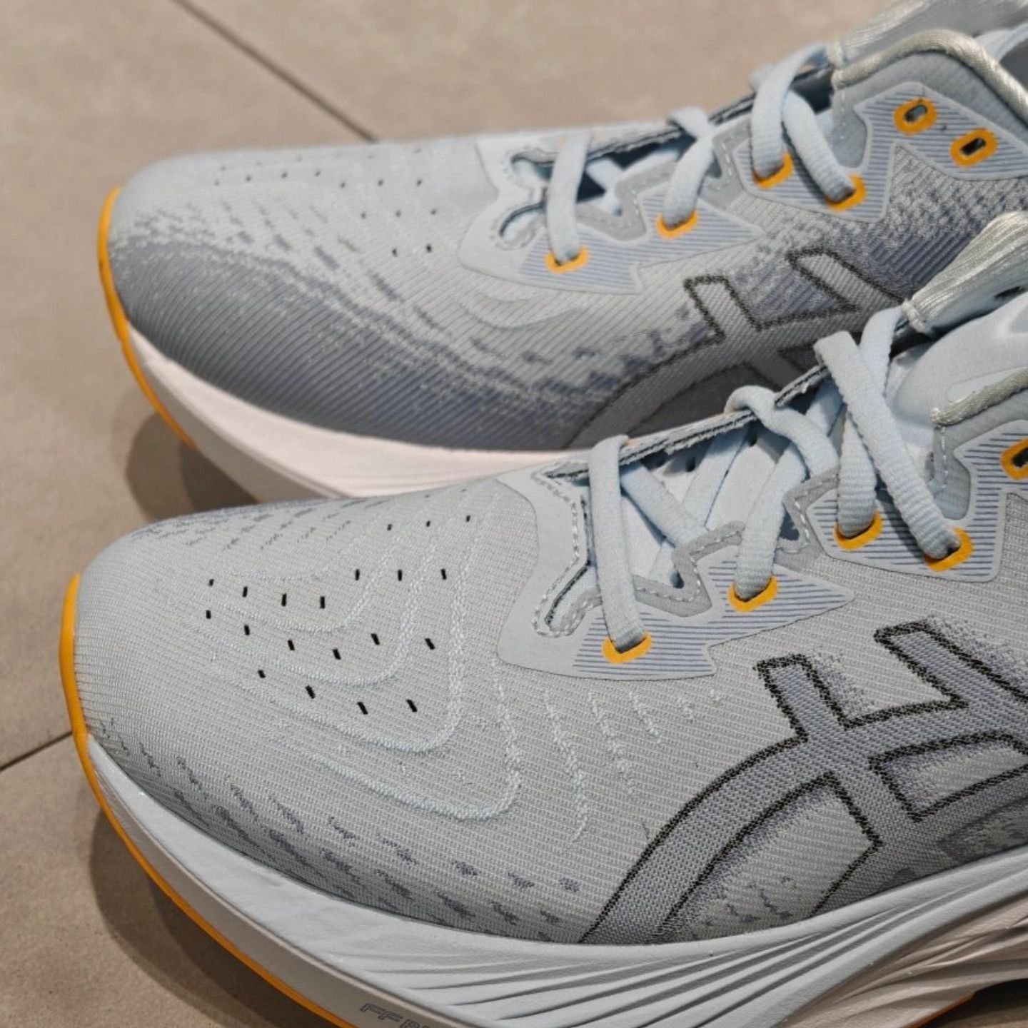 アシックス ノバブラスト4 ライトブルー/ライトネイビー男性用スニーカーAsics Novablast 4 Light Blue/Light Navy