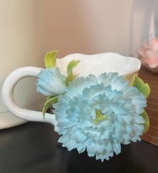陶磁器マグカップ ピンク牡丹 大輪花モチーフ 立体装飾 ハンドメイド インテリア ライトブルー