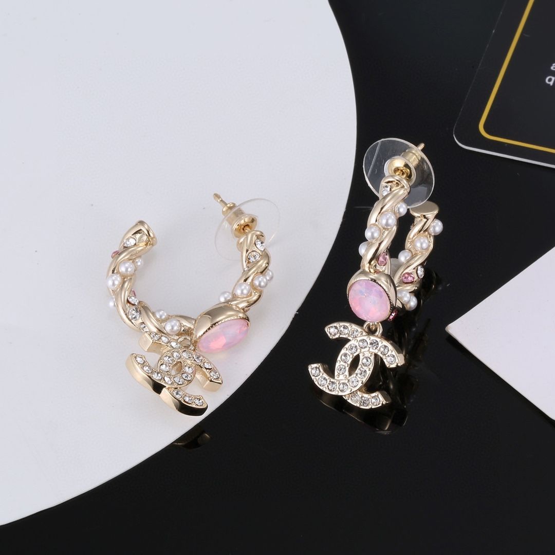 Chanel パール装飾 ロゴピアス Chanel パール装飾 ロゴピアス