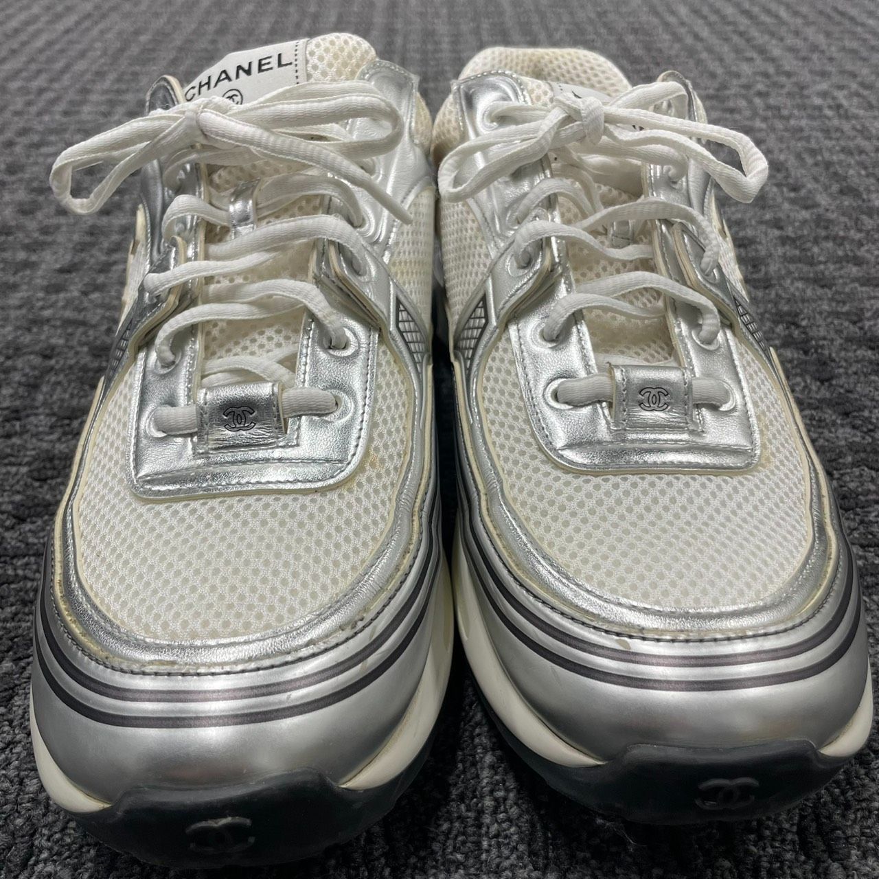 レアなCHANELのスニーカー CHANEL】シャネル サイズ43 スニーカー W G39794 ＃43 白 G39792