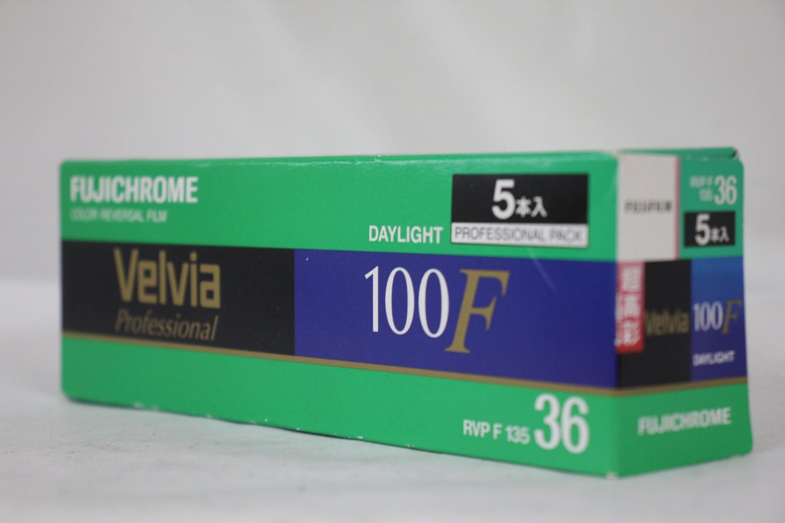 品 富士フィルム Fujifilm Velvia 100F 5本入り期限切れ フィルム M6825