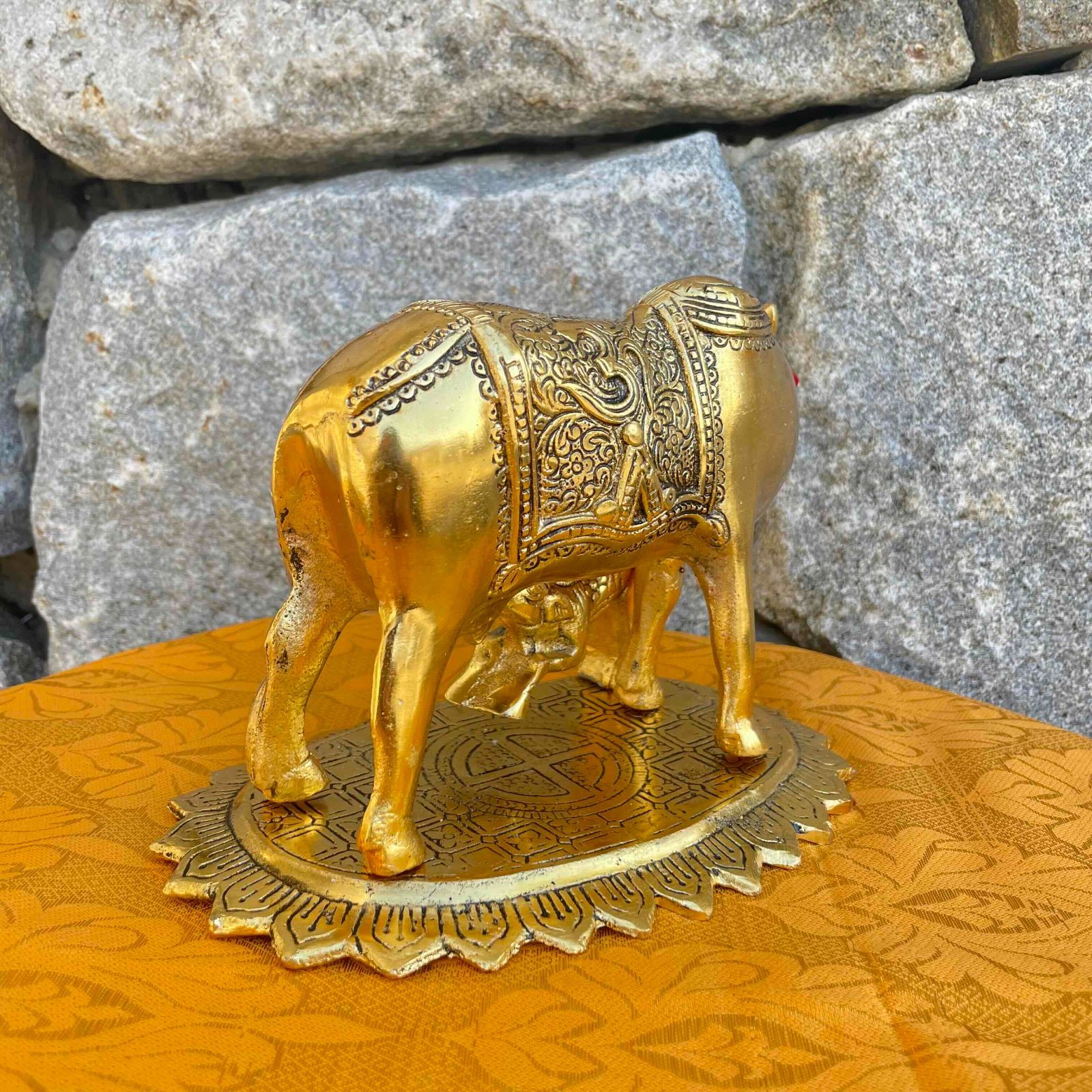 インド雑貨】ゴールデンカウ 牛の置物 - メルカリ