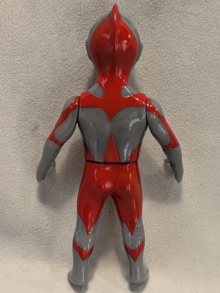 MAXTOY マックストイのソフビ人形 ウルトラマン 蓄光グレー成型/赤/目金