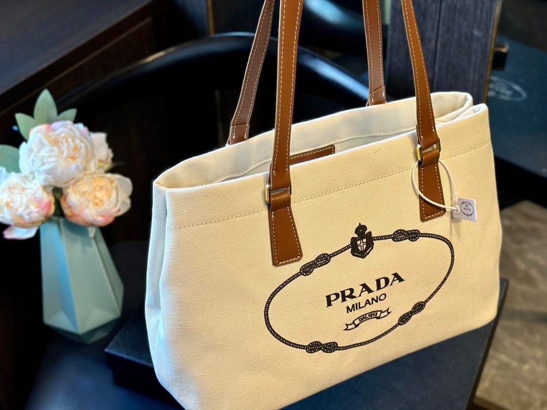 PRADAプラダの通勤必須のキャンバスショルダーバッグ